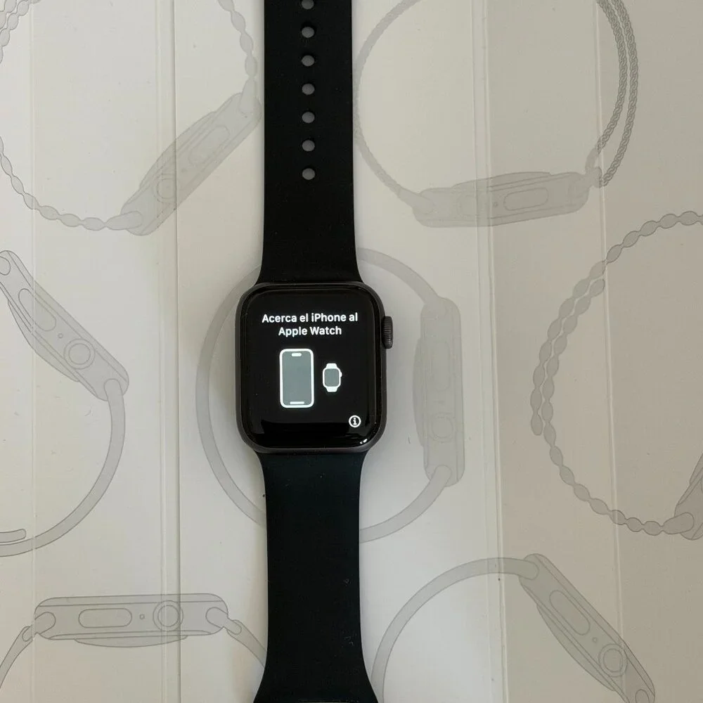 Apple Watch Series 5 - 40mm Band and Charger - Picture 3 of 8